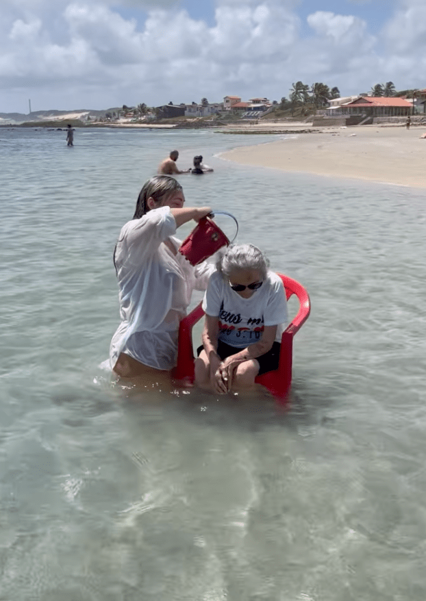 Qué bonito: Mujer cumple el sueño de su abuelita y la lleva a conocer el mar