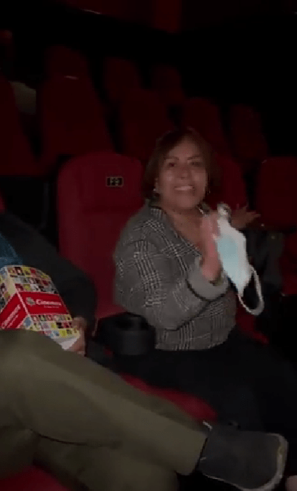 Mujer sin cubrebocas tose en el cine y provoca una pelea