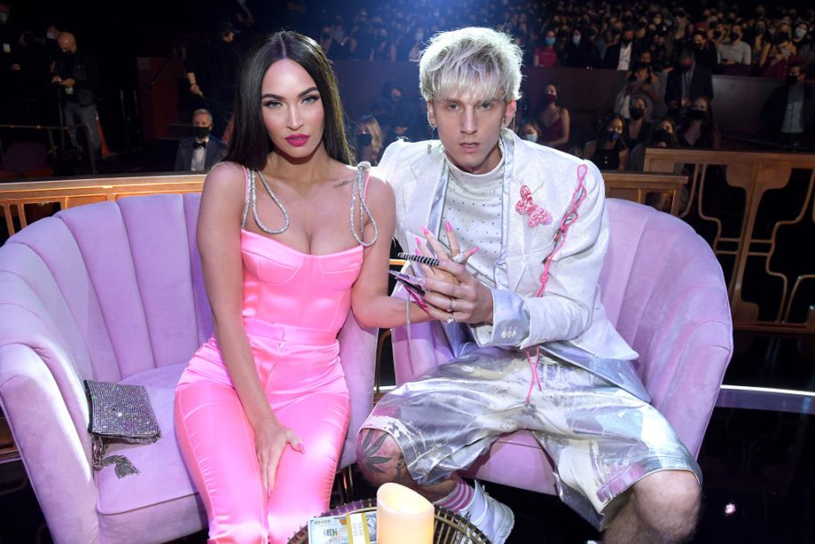 Machine Gun Kelly le dio a Megan Fox un anillo que la lastimará si se lo quita