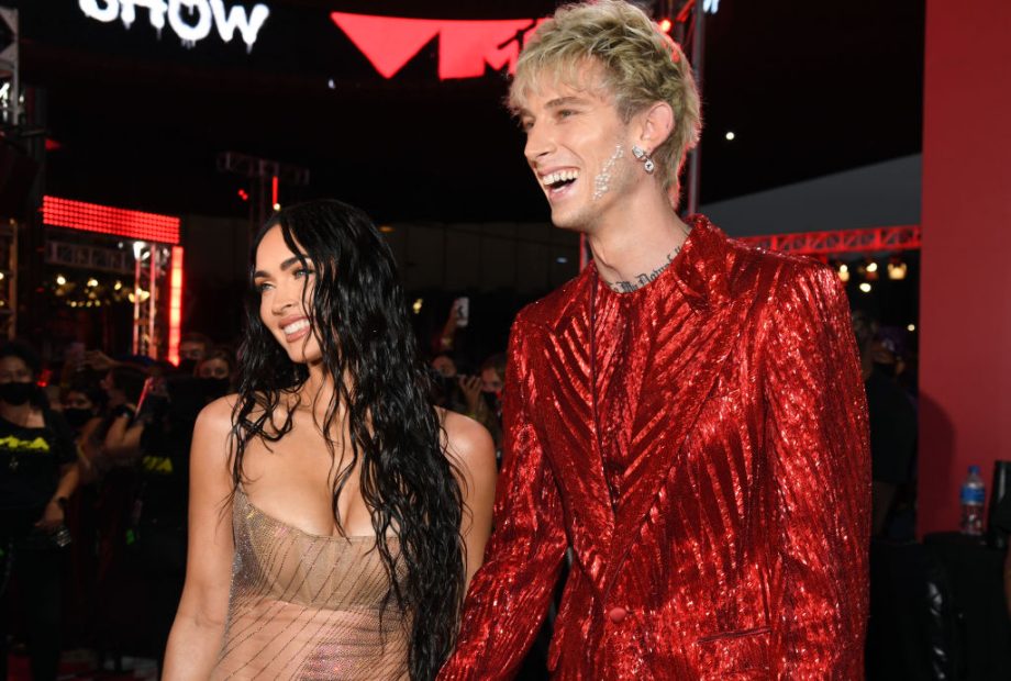 Machine Gun Kelly le dio a Megan Fox un anillo que la lastimará si se lo quita