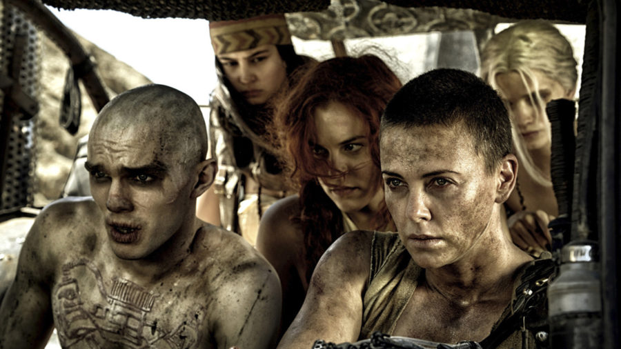 Rosie Huntington-Whiteley, Nicholas Hoult y Charlize Theron en Mad Max Fury Road