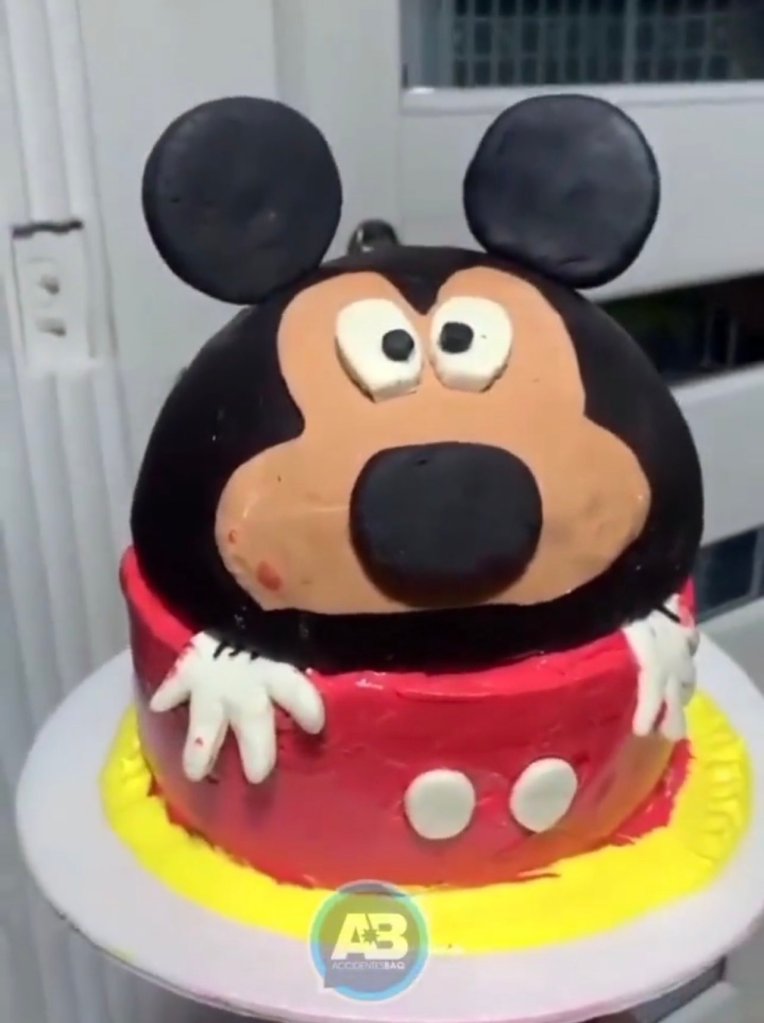 Familia pide pastel de Mickey Mouse, les dan uno gacho y se viralizan