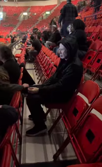 Dave Mustaine le regaló plumillas a niños en un show de Megadeth