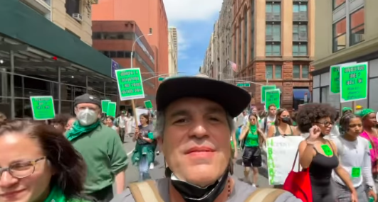 Mark Ruffalo se une a marcha a favor del aborto en Nueva York