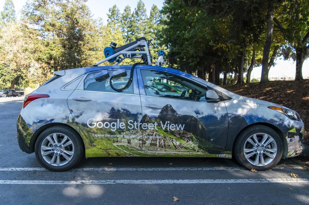 Hombre encuentra a su abuelito fallecido en Google Street View y se hace viral