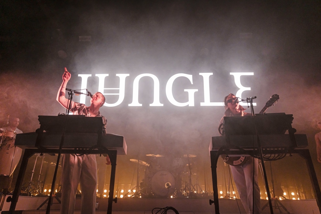 Jungle nos pone a bailar con sus nuevas rolas "Good Times" y "Problemz"