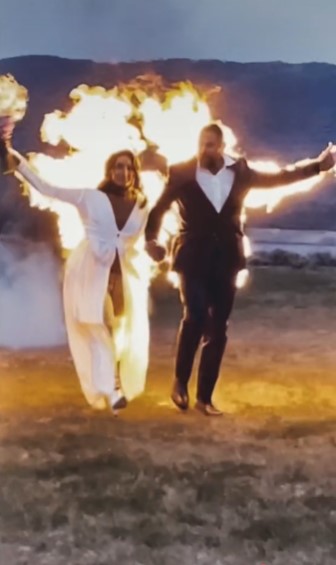 Pareja se vuelve viral por prenderse fuego en plena boda