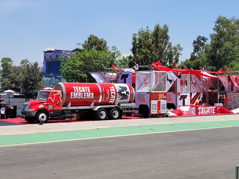 pipa gigante de cerveza en Tecate Emblema