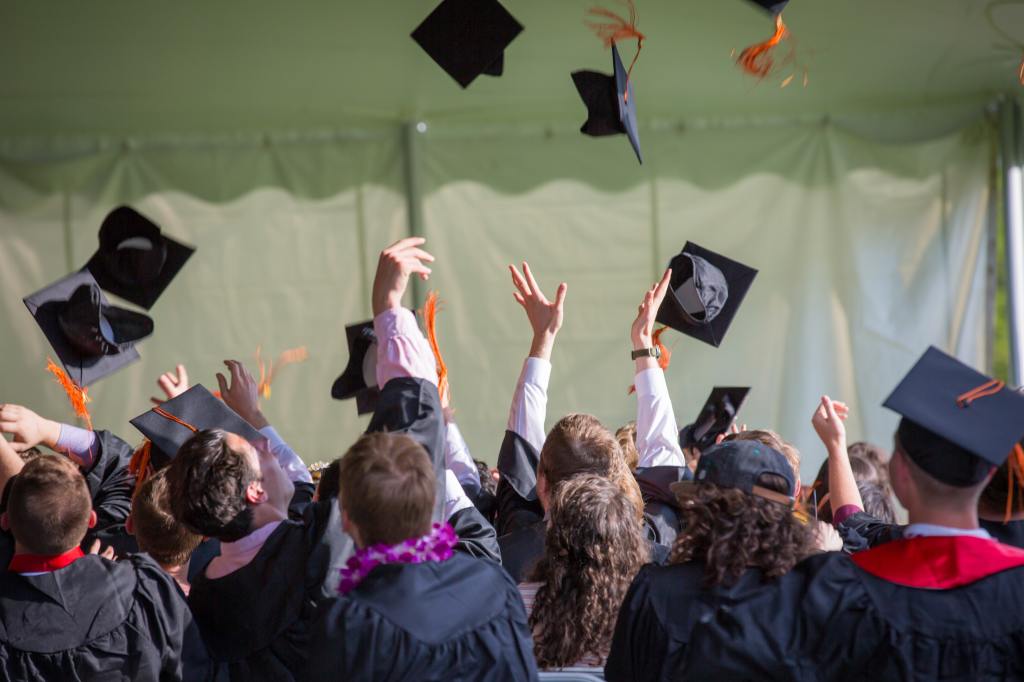 Joven comparte graduación de su mamá, papá y hermana