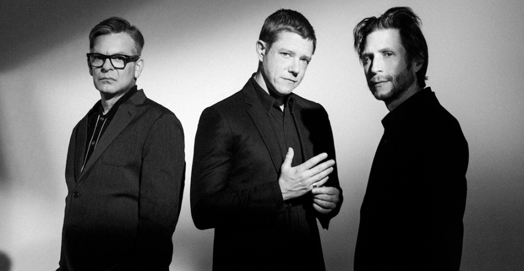 Daniel Kessler, Paul Banks y Sam Fogarino nos da otro adelanto de su nuevo disco con la rola "Fables"