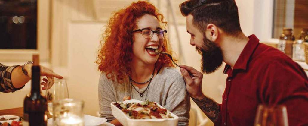 Pareja cenando y bebiendo vino