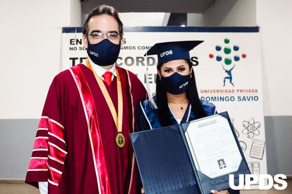 Oh no: Mujer embarazada rompe fuente durante ceremonia de graduación