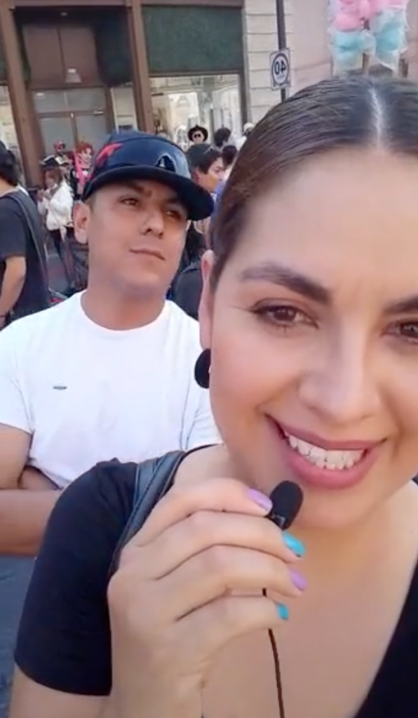 Mujer lleva a su esposo a marcha LGBTQ+ y su reacción se hizo viral