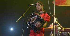 Julieta Venegas refleja la situación de muchas mujeres en la rola "Caminar Sola"