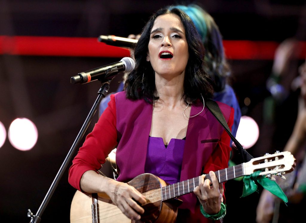 Julieta Venegas regresa para ponernos a bailar con la rola "Mismo amor"