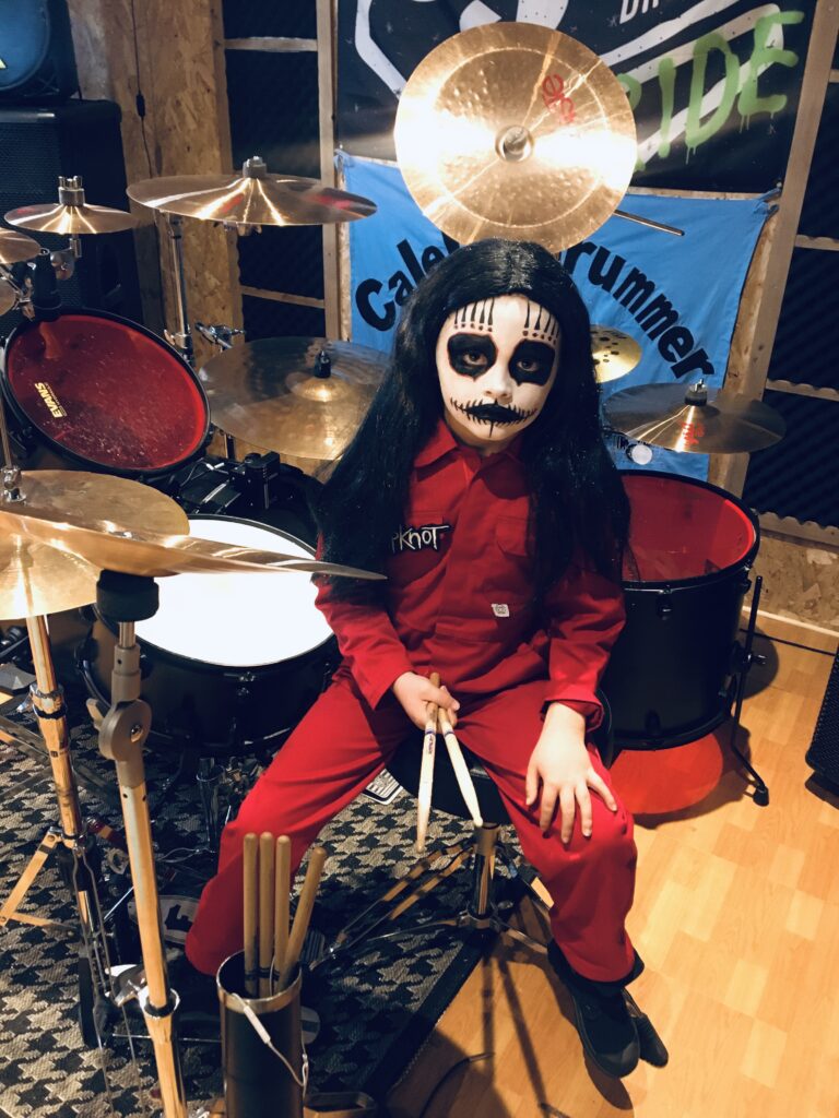 Conoce a Caleb Hayes, el niño rifado de 7 años que quiere ser baterista de Slipknot