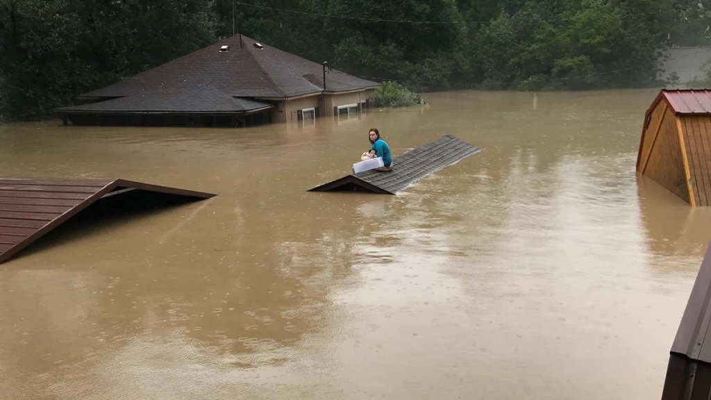 Joven salvó a su perro de las inundaciones en Kentucky nadando hasta un techo