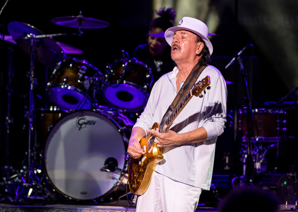 Revelan la razón por la que Carlos Santana se desvaneció en pleno concierto