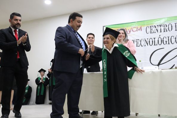 ¡Eso! Abuelita se gradúa de la preparatoria a los 84 años y se hace viral