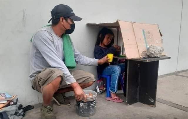 Niña es captada estudiando en la calle; se hace viral y le darán una beca