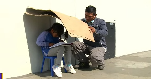 Niña es captada estudiando en la calle; se hace viral y le darán una beca