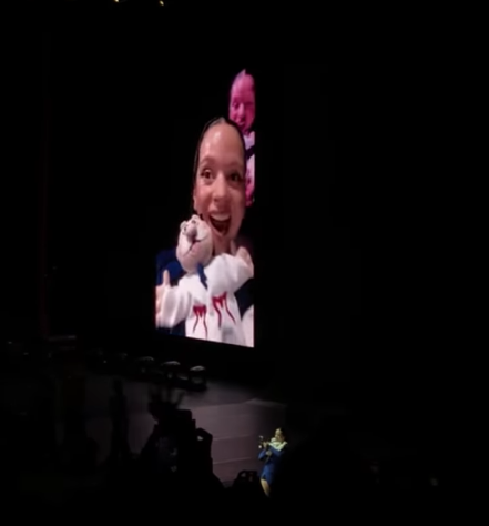 Rosalía con varios peluches del Dr. Simi en el escenario del Auditorio