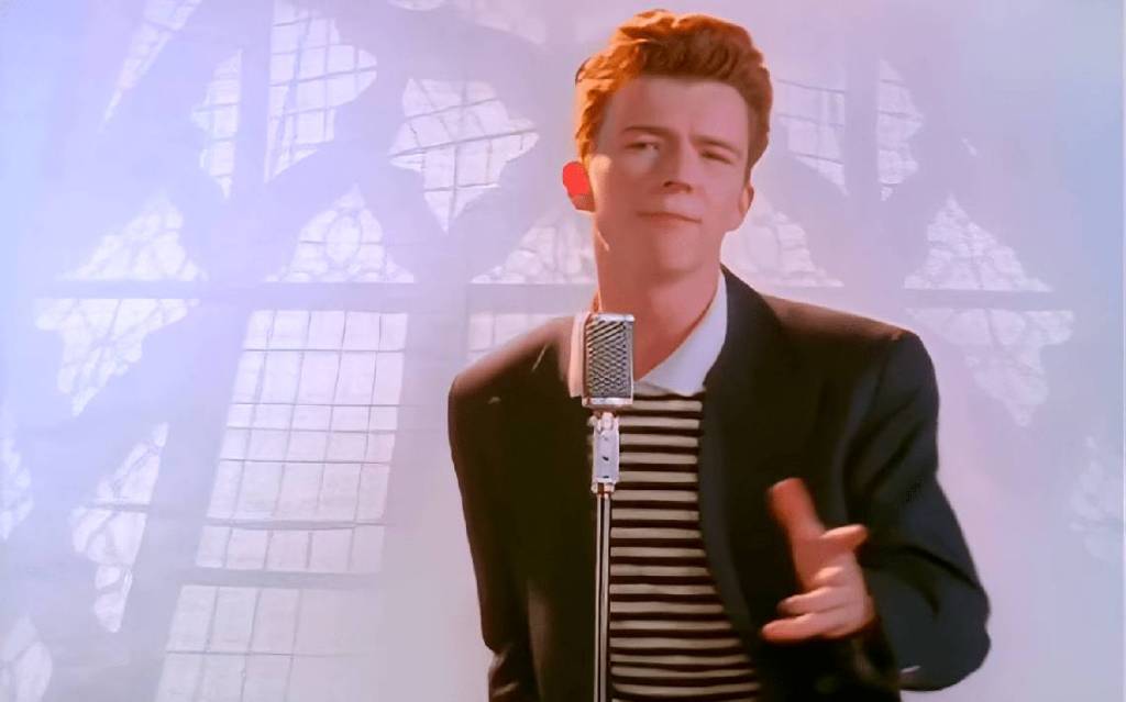 ¡Fuimos Rickrolleados! Rick Astley recrea "Never Gonna Give You Up" 35 años después y tienen que verlo