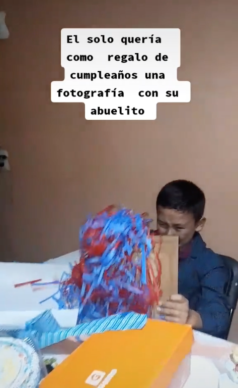 Ay mi corazón: Niño llora al recibir foto de su abuelito fallecido como regalo de cumpleaños