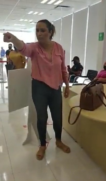 "¡Soy de la DEA!": Mujer gritonea a personal de banco y se convierte en #LadyDEA