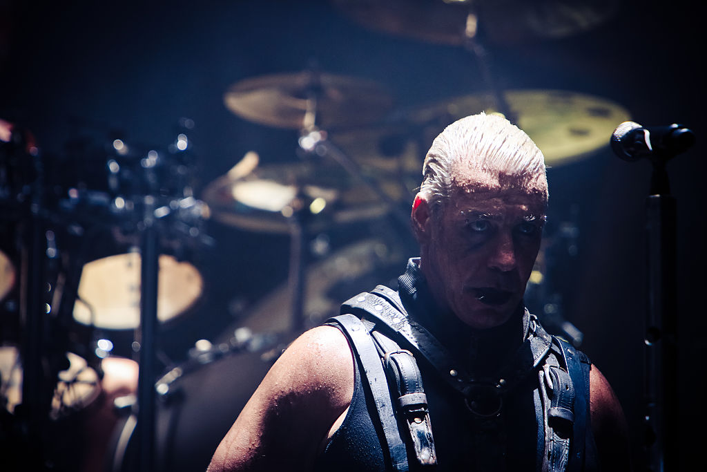 ¿Por? Lanzan campaña para no aventar peluches de Dr. Simi durante conciertos de Rammstein en México 