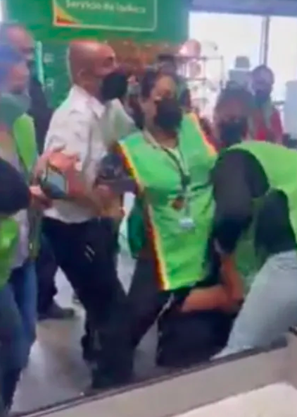 Empleada de un supermercado se pelea con una mujer por una infidelidad y chale