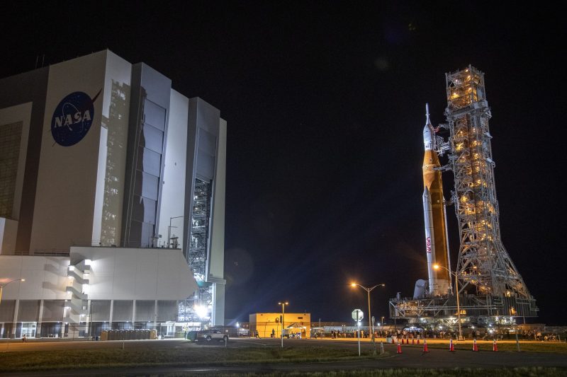 NASA mantiene fecha de despegue de Artemis I pero en alerta por depresión tropical. Foto de EFE