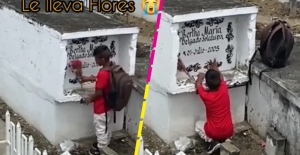 No estamos llorando: Niño visita la tumba de su mamá, le lleva flores y hasta sus calificaciones