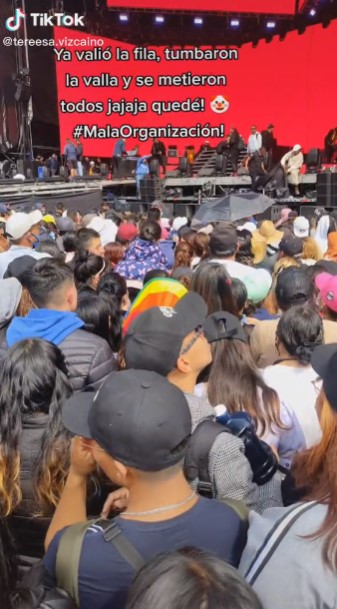 Fans de Grupo Firme brincan vallas de seguridad para apañar lugar en el Zócalo