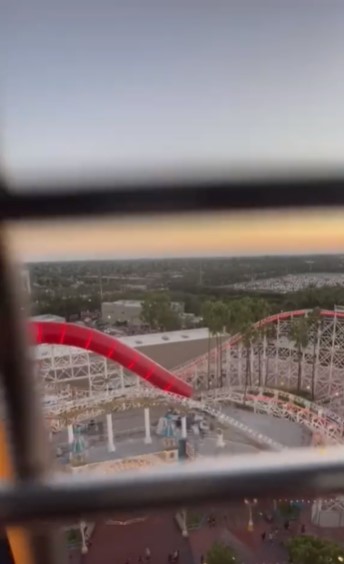 Turistas mexicanos quedan varados en rueda de la fortuna de Disneyland