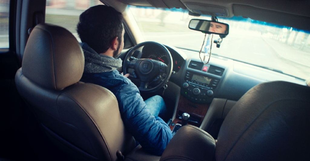 Dejaba a su hijo de 3 años en el auto por horas para ir a una casa de citas