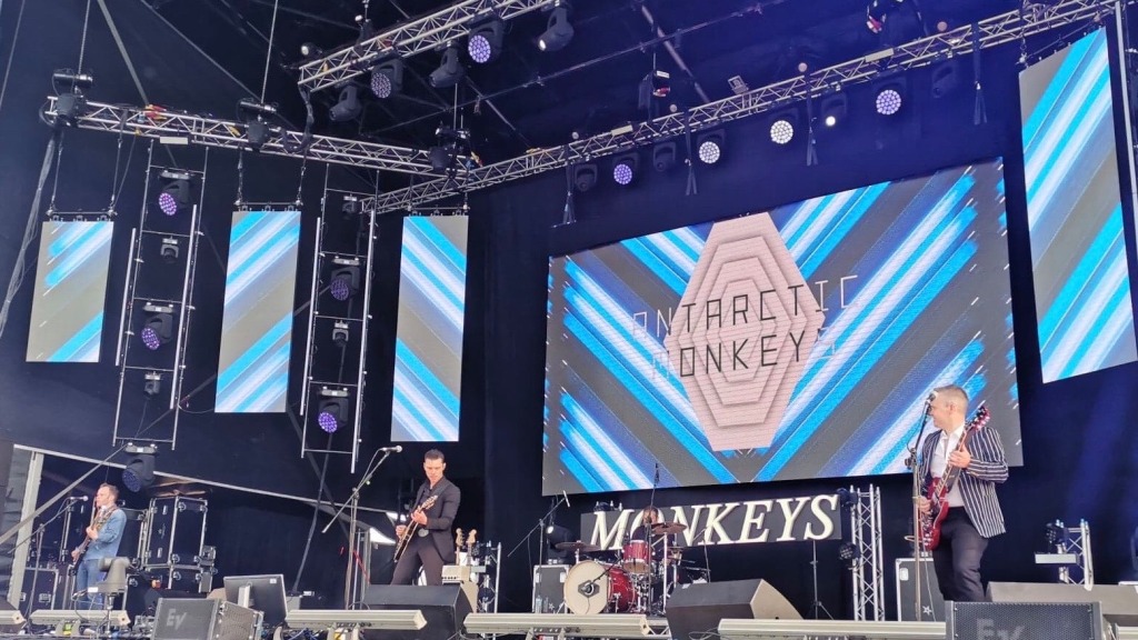 Conoce a 'Antartic Monkeys', la banda tributo a Arctic Monkeys que es todo un éxito en Reino Unido