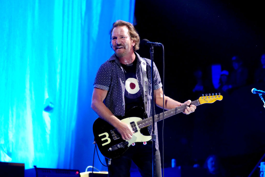 Checa el genial cover de Eddie Vedder a "Just Like Heaven" de The Cure