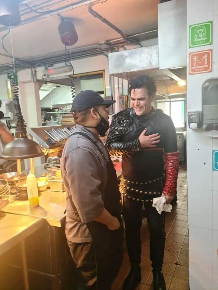 Humilde: Guitarrista de Rammstein ahora fue visto como chalán de una taquería 