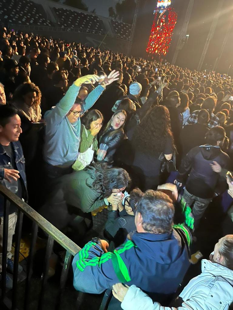 ¡Aww! La pareja que se comprometió en el concierto de Travis con contó cómo fue que la banda les ayudó 