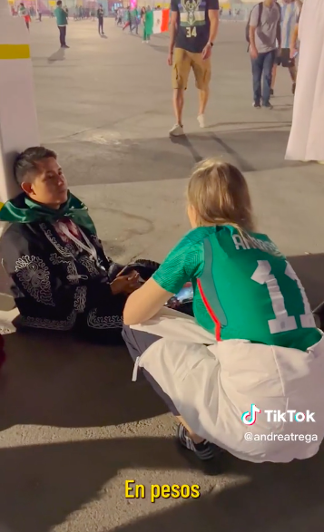 El gran gesto que una influencer tuvo con un fan mexicano en el Mundial de Qatar 