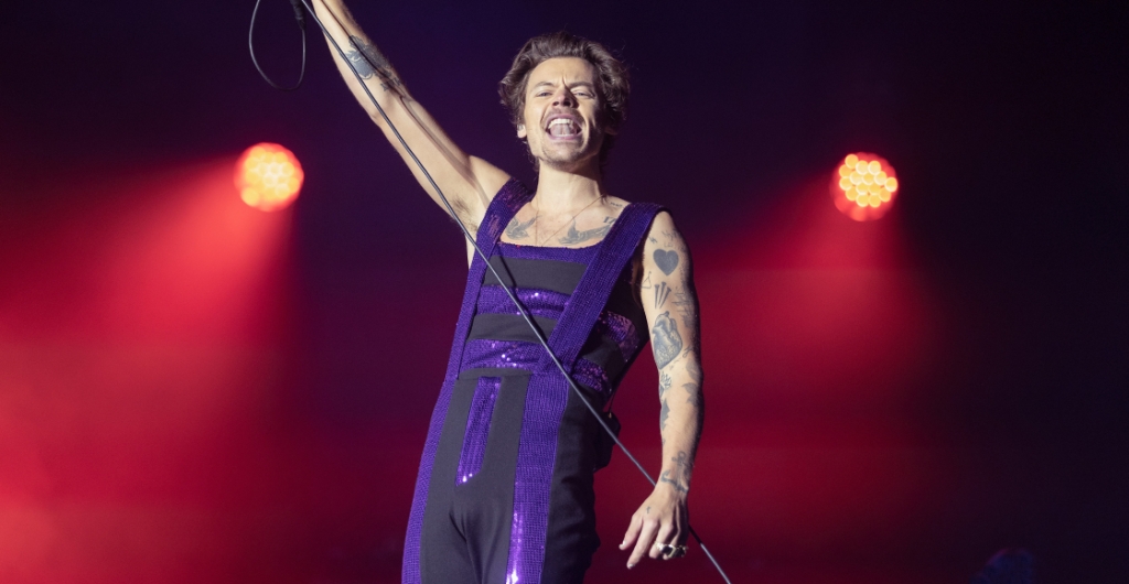 Cha-le: Golpean a Harry Styles en pleno concierto con... ¿un dulce?