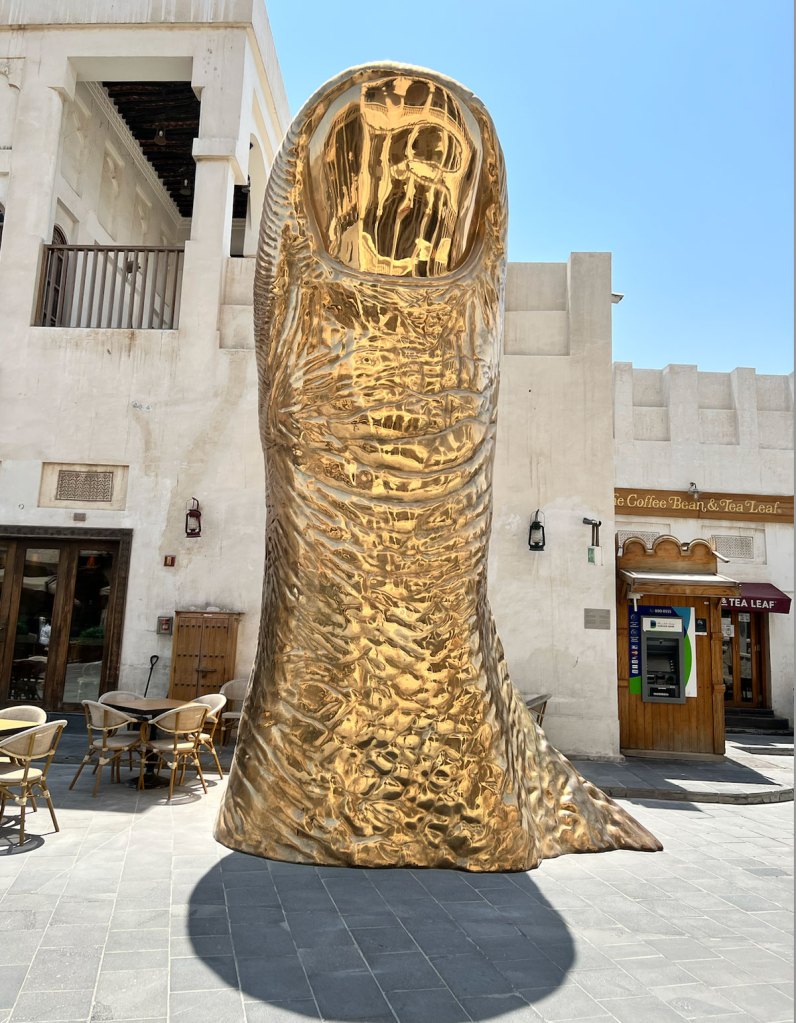 Escultura Dedo Dorado Souq Wakif