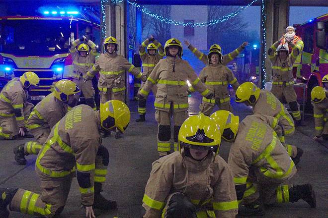 Estos bomberos bailaron "One More Time" de Daft Punk por una buena causa 