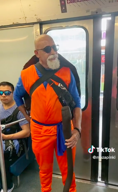 Goals: La chica que disfrazó a su papá como el Maestro Roshi para una convención 