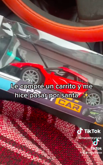 Chica le regala a su novio un carrito que nunca le trajo Santa Claus y sí, estamos llorando