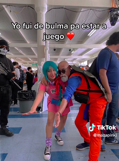 Goals: La chica que disfrazó a su papá como el Maestro Roshi para una convención