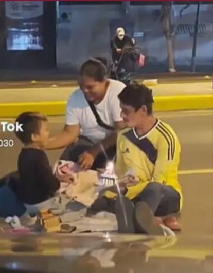 Padres celebran cumple de su hijo en la calle y su felicidad es única