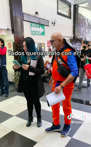 Goals: La chica que disfrazó a su papá como el Maestro Roshi para una convención 