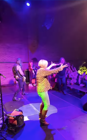 Abuelita se lanza al público en un concierto de rock y tienen qué ver este momentazo